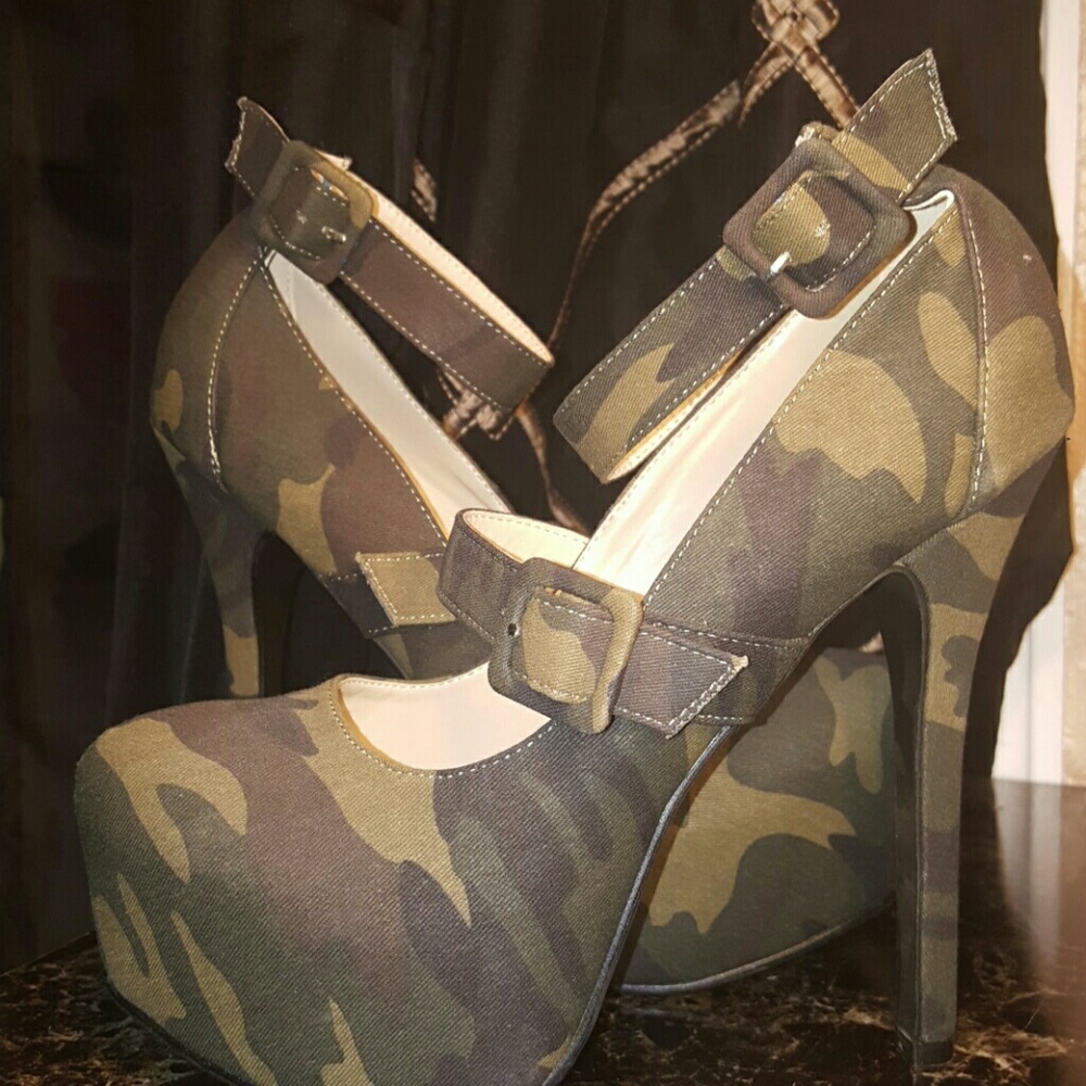 Camouflage Marry Jane's double strap pumps